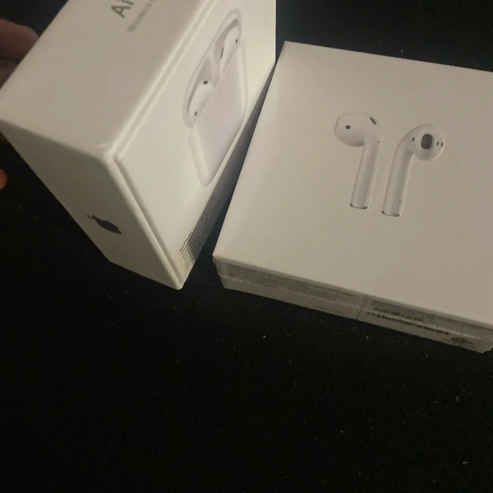 Apple Wireless Earbuds in White airpods